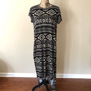 Black / white tribal top with high slits
